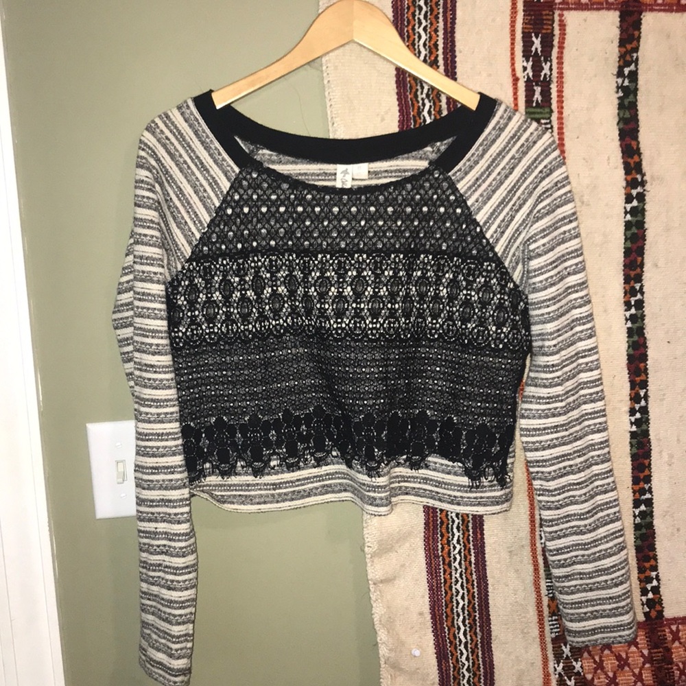 Cropped patterned light sweater shirt